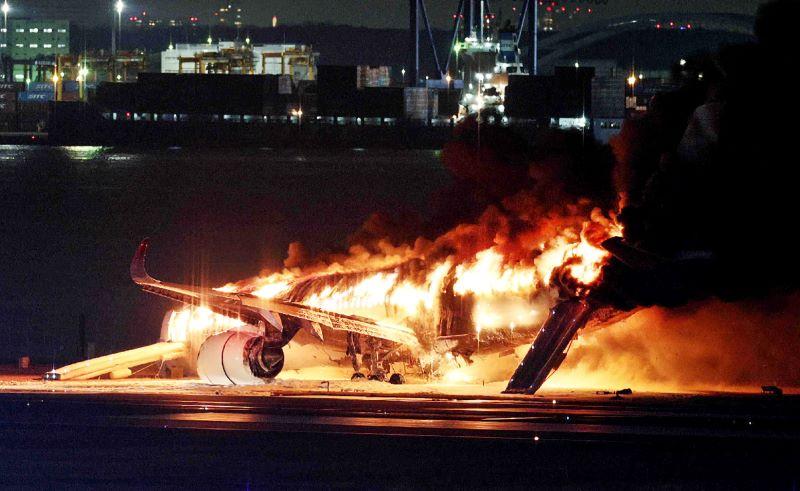 JAL A350-900 Haneda incursion burning