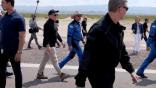 Blue Origin CEO Bob Smith (black hat) walks with Jeff Bezos 